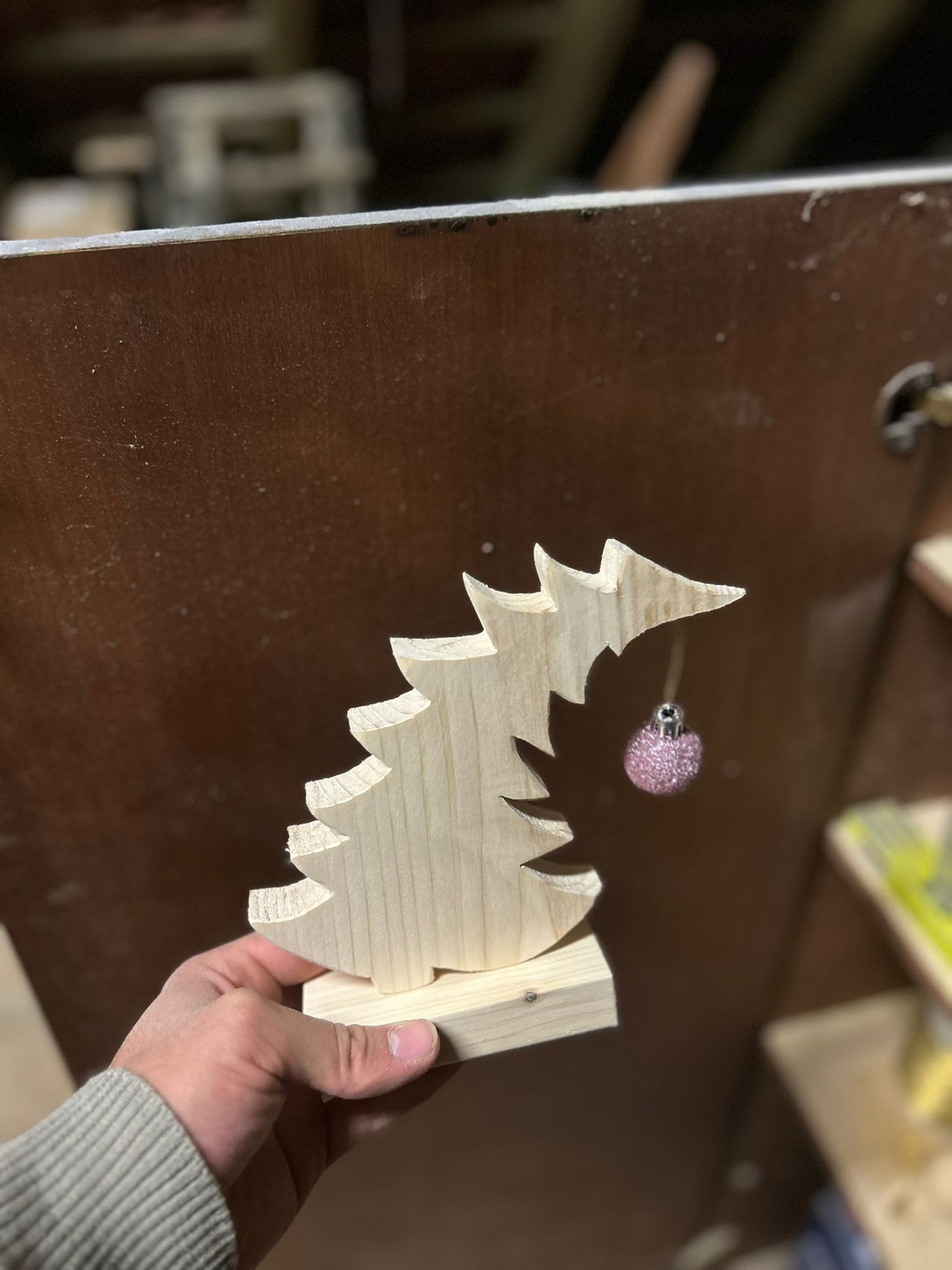 Biegender Weihnachtsbaum mit Kugel