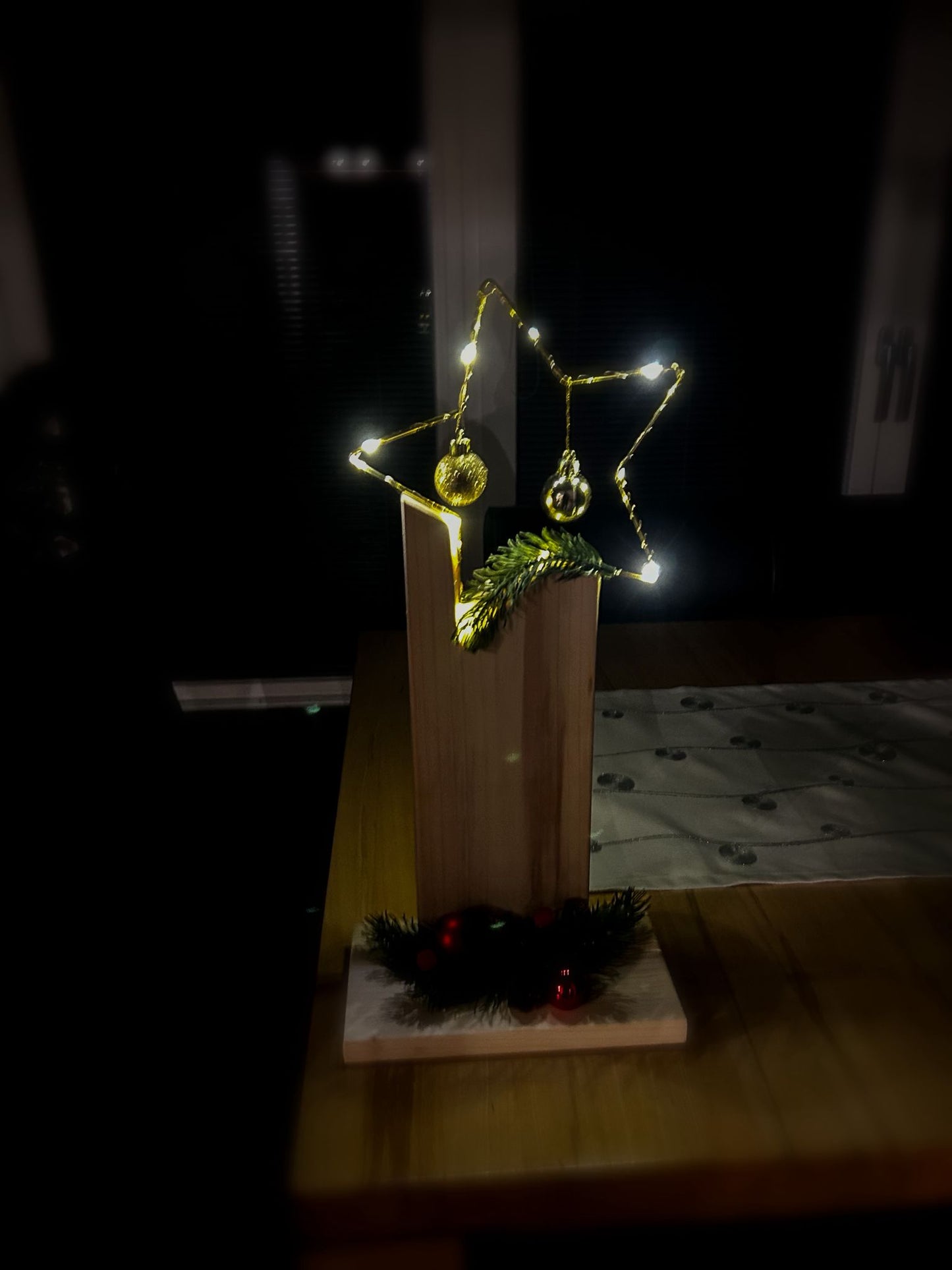 Weihnachtsstern mit Holzsockel